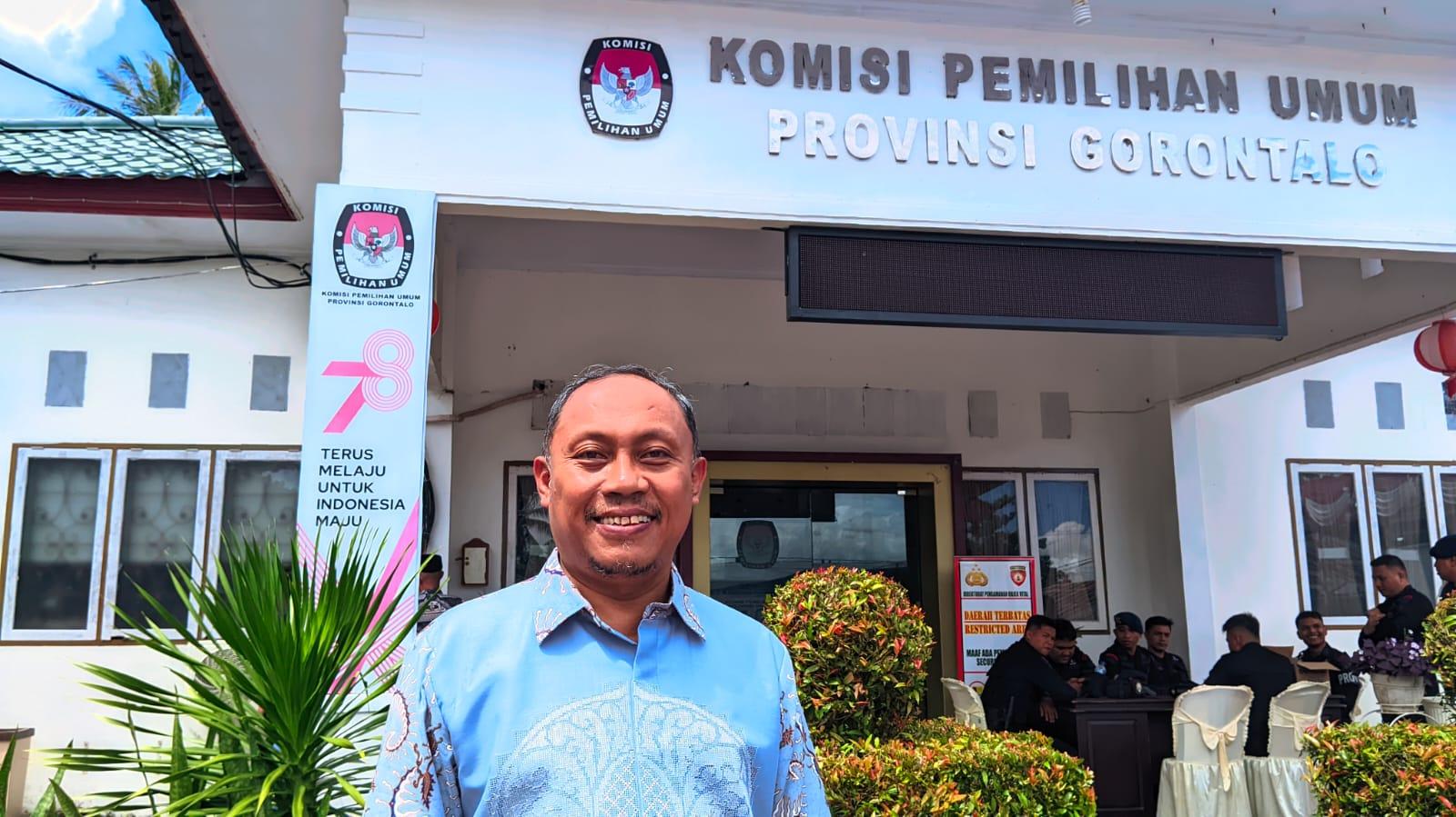 Ketua-KPU-Provinsi-Gorontalo-Sophian-Rahmola-saat-diwawancarai.jpg