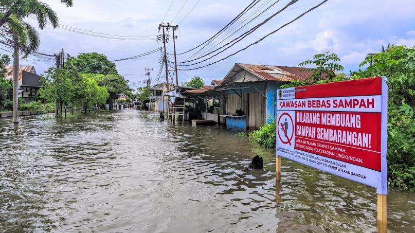 Kondisi-air-yang-masih-menggenangi-rumah-warga.jpg