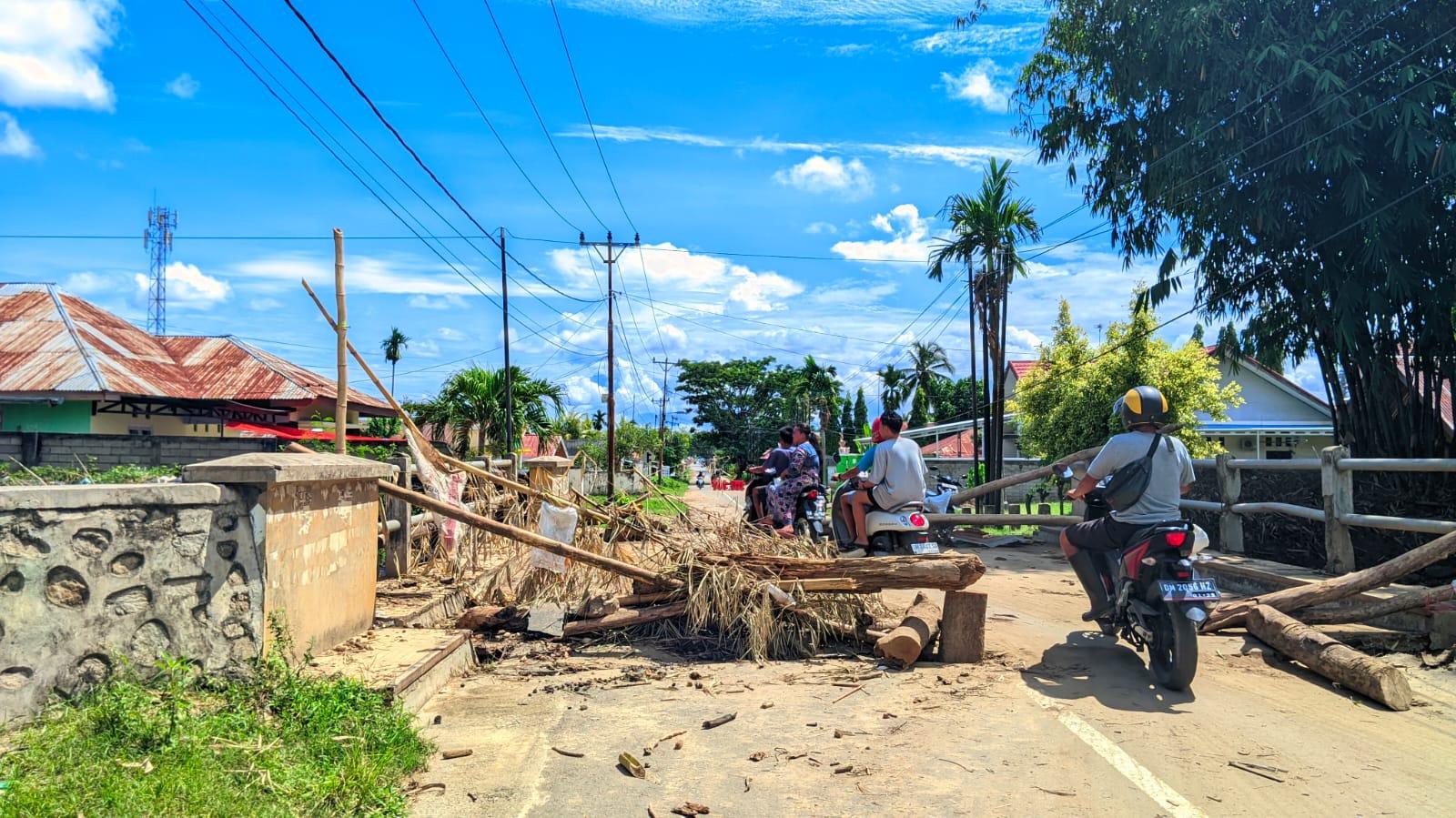 Jembatan Hepuhulawa Gorontalo Ambruk Akibat Banjir, Pengendara Nekat Terobos