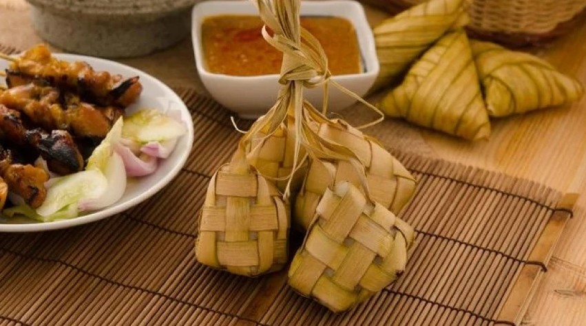 Ribuan Warga Padati Tradisi Ketupat Dulomo Selatan, 2.026 Ketupat Dibagikan