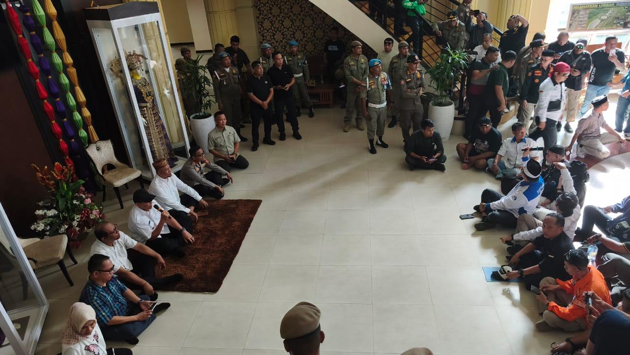 MAYDAY-Duduk-melantai-Gubernur-Gorontalo-Gusnar-Ismail-dialog-dengan-sejumlah-buruh.jpg