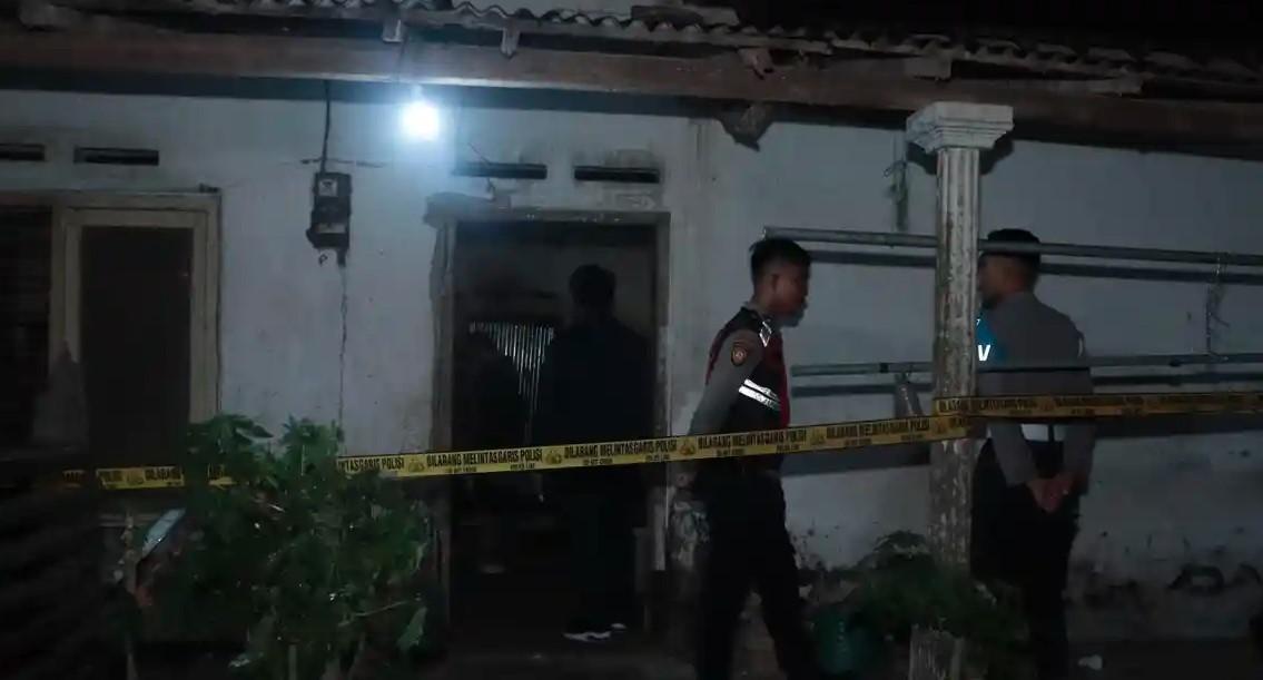 MENANTU-BUNUH-MERTUA-Polisi-melakukan-olah-TKP-di-lokasi-dugaan.jpg