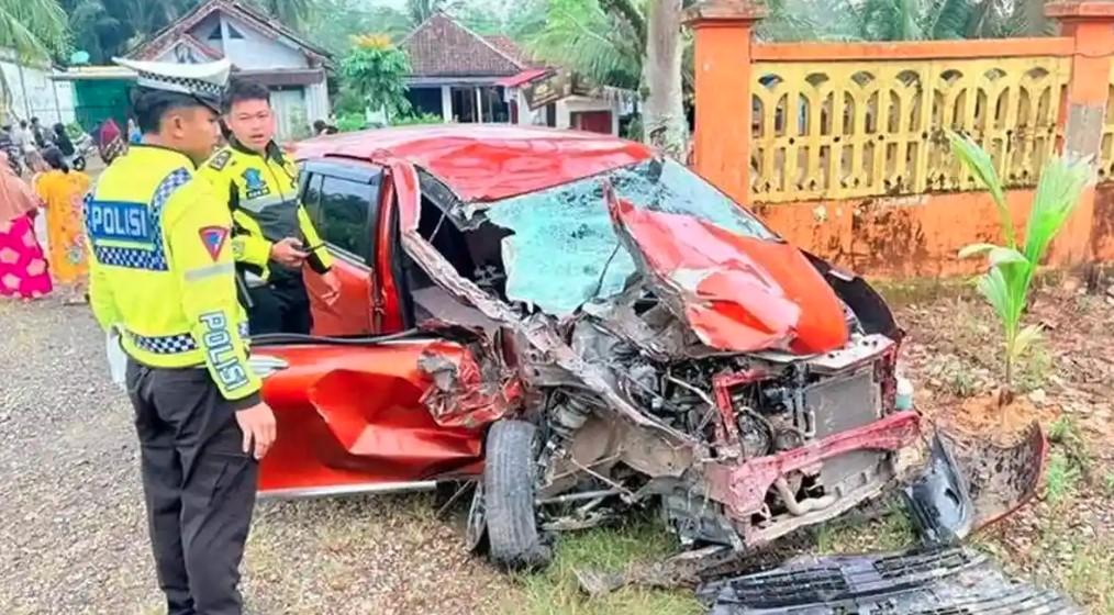 MOBIL-Toyota-Calya-dalam-kondisi-ringksek-dan-hancur-total-saat-tabrakan-dengan-truk.jpg