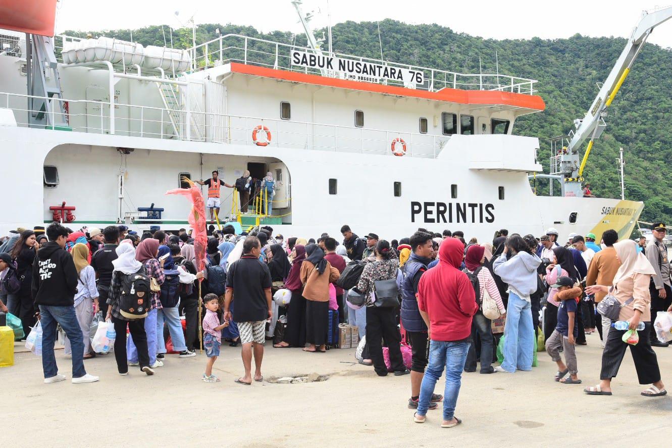 MUDIK-GORONTALO-Penumpang-di-Pelabuhan-Gorontalo.jpg