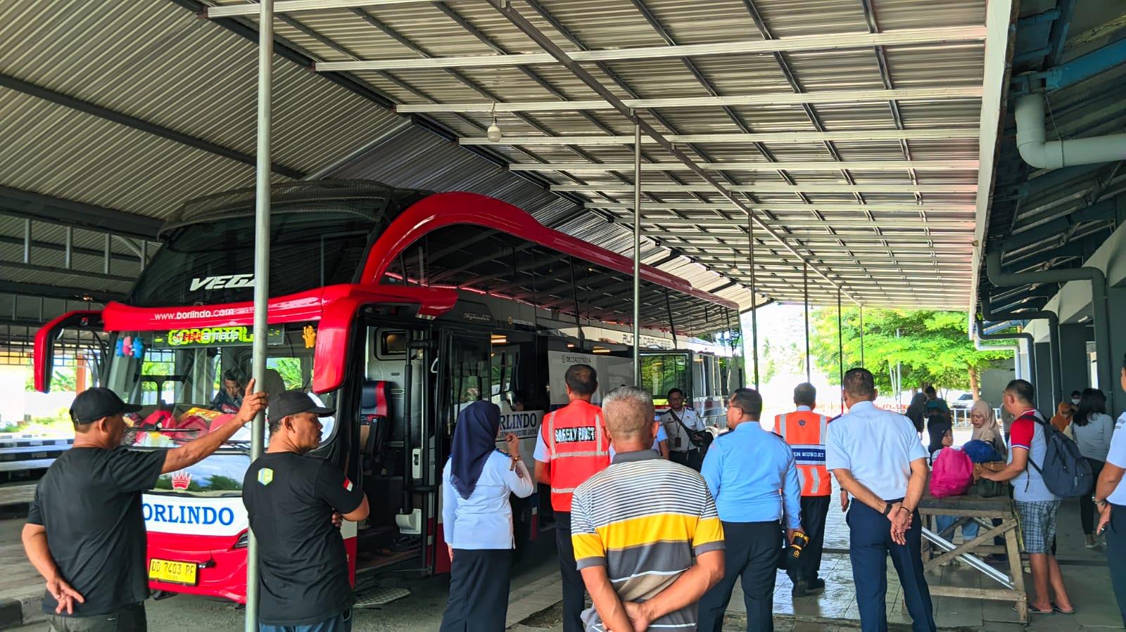 MUDIK-LEBARAN-Bus-Borlindo-di-Terminal-Dungingi-Gorontalo-Senin-2432025.jpg
