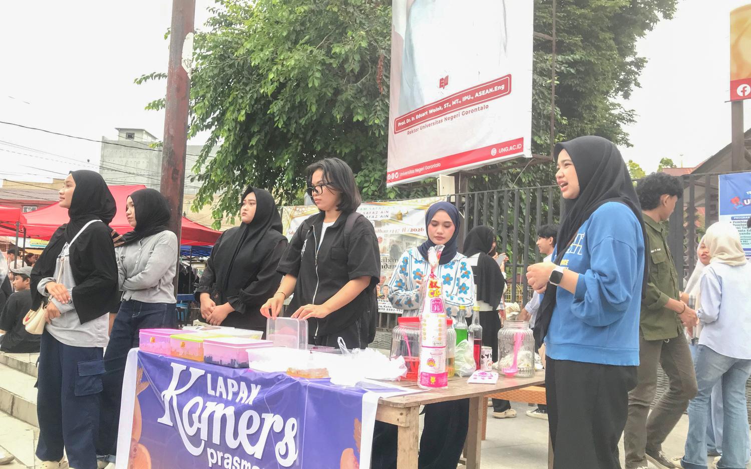 Mahasiswa-Ilkom-UNG-berjualan-takjil-di-Kota-Gorontalo.jpg