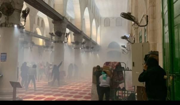 Pasukan Israel Serang Puluhan Warga Palestina Jelang Salat Subuh di Masjid Al-Aqsa