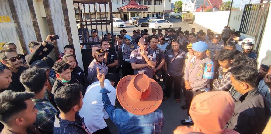 Massa-aksi-mendatangi-Mapolresta-Gorontalo.jpg