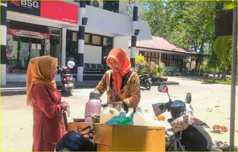 Mbak-Hartini-tersenyum-kala-melayani-pembeli-jamu-miliknya.jpg