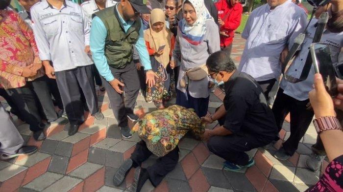 Menteri-Sosial-Tri-Rismaharini-sujud-di-kaki-salah-satu-guru-penyandang-tunanetra.jpg