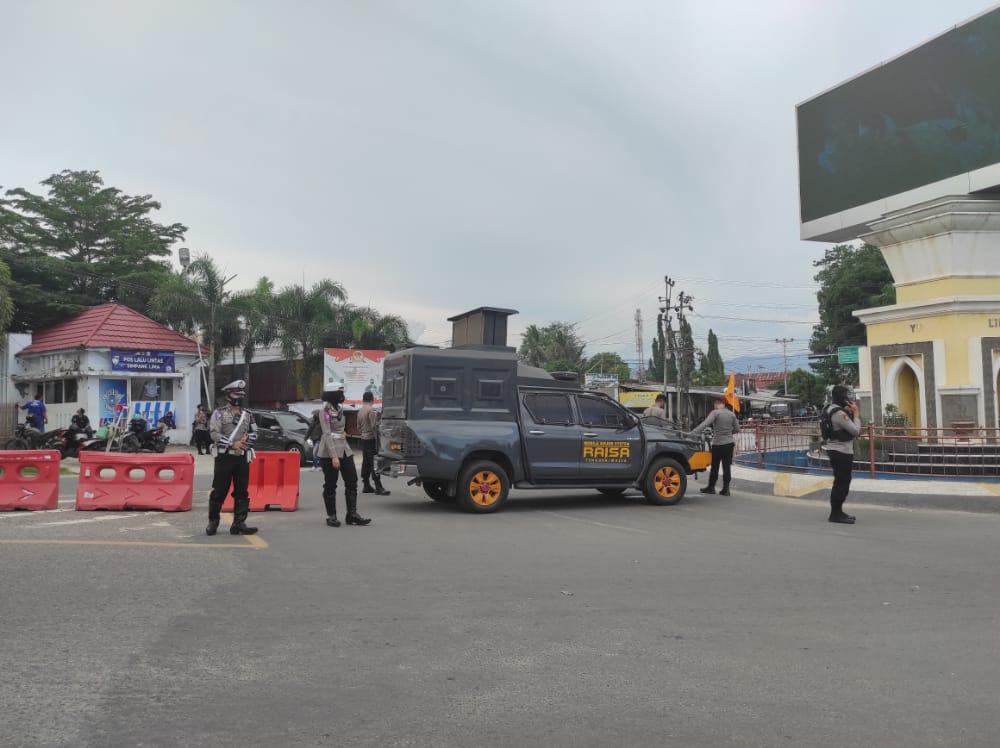 Mobil-Raisa-yang-bersiaga-di-Simpang-Lima-Telaga.jpg