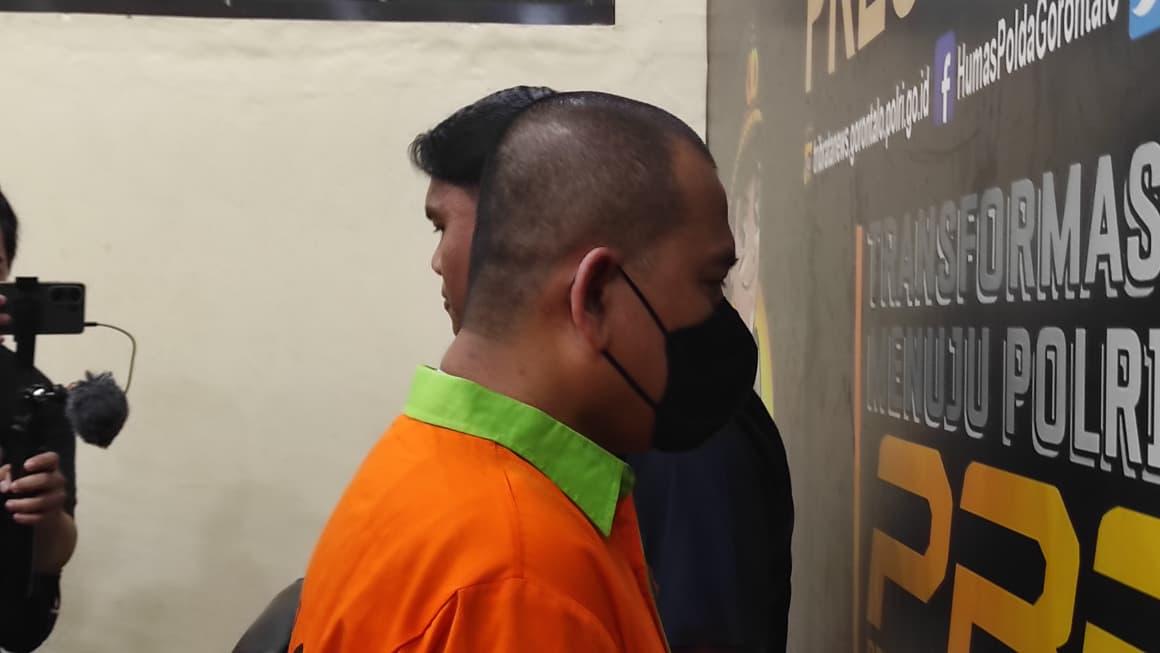 Mustafa-Yasin-mengenakan-rompi-tahanan-di-Mapolda-Gorontalo-Selasa-11112025.jpg