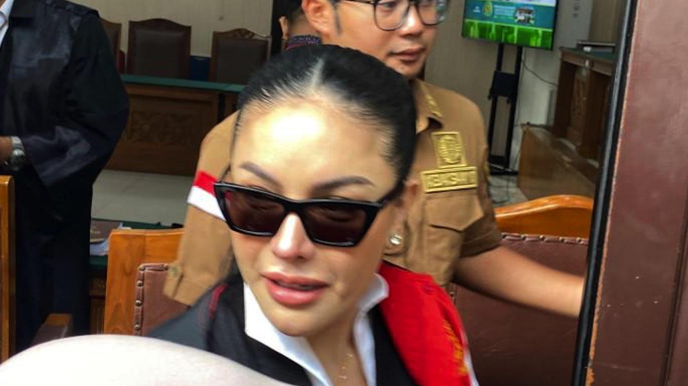 Nikita-Mirzani-usai-menjalani-sidang-tuntutan-di-Pengadilan-Negeri-Jakarta-Selatan.jpg