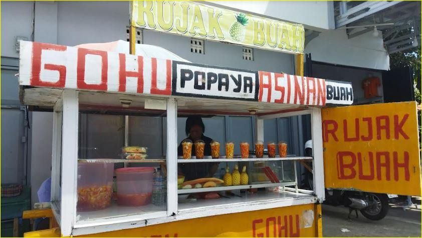 Nurhayati-penjual-rujak-di-Jalan-Jenderal-Sudirman-Kota-Gorontalo.jpg