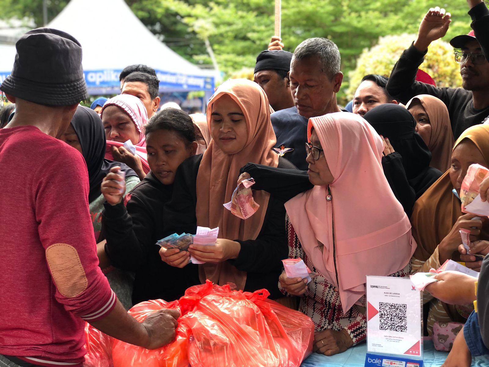 PASAR-MURAH-Warga-Kota-Gorontalo-antre-untuk-menebus-paket-sembako.jpg