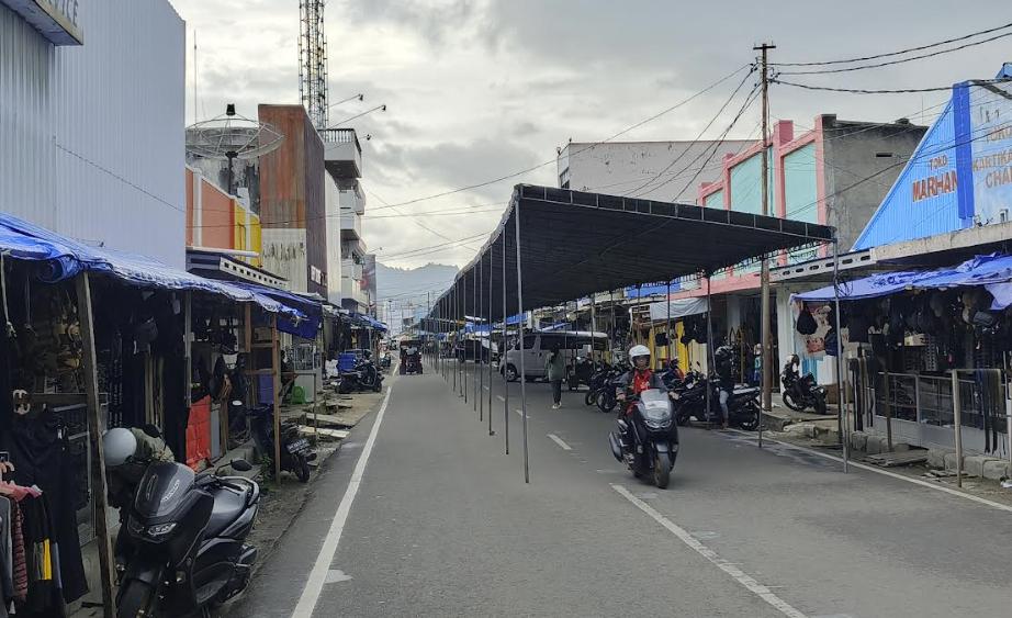PASAR-SENGGOL-Kondisi-tenda-di-Jalan-MT-Haryono-Kota-Gorontalo.jpg