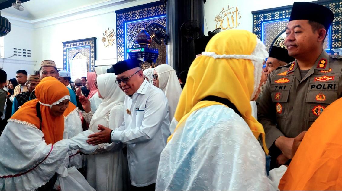 PELEPASAN-JEMAAH-Bupati-Gorontalo-Sofyan-Puhi-saat-berjabat-tangan.jpg