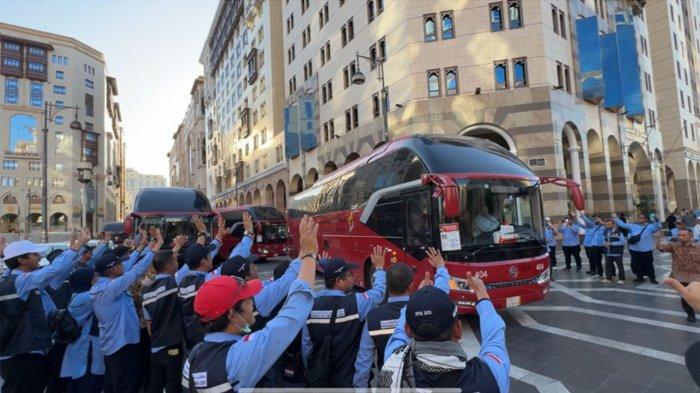 PELEPASAN-Momen-petugas-haji-di-Makkah.jpg