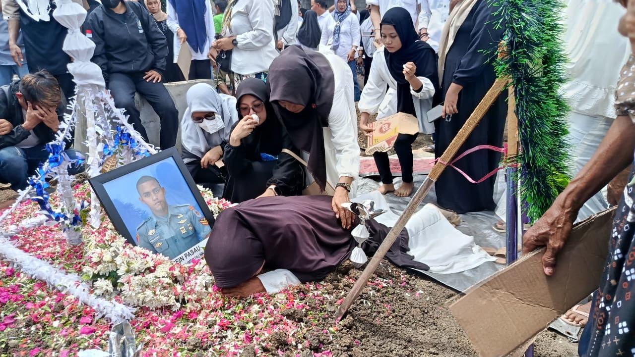 PEMAKAMAN-Tangis-histeris-pecah-dari-ibunda-almarhum-Hasna-Biga-saat-jenazah-putra.jpg