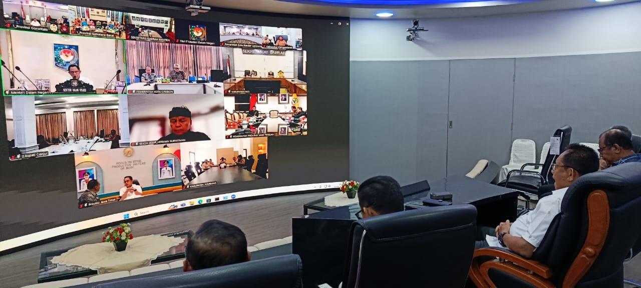 PEMPROV-Gubernur-Gusnar-Ismail-mengikuti-zoom-meeting.jpg
