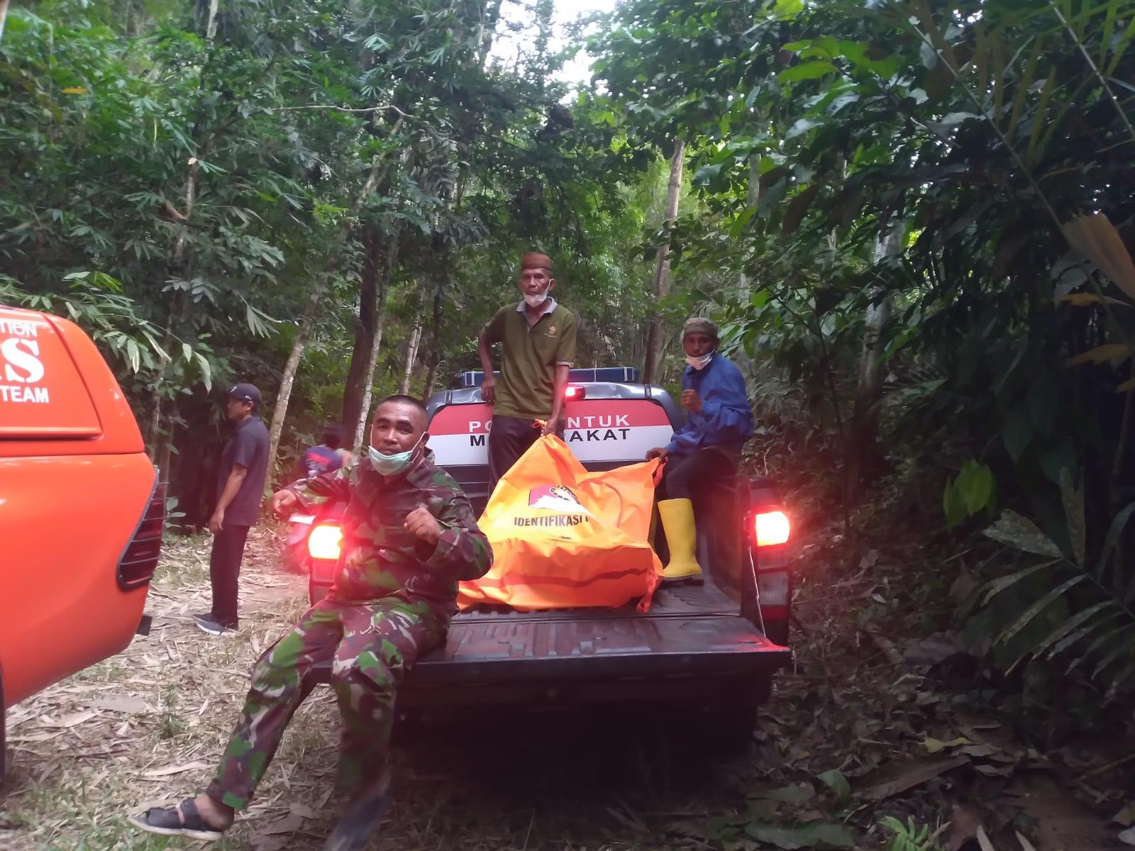 PENCARIAN-Personel-SAR-usai-menemukan-korban-meninggal-di-hutan.jpg