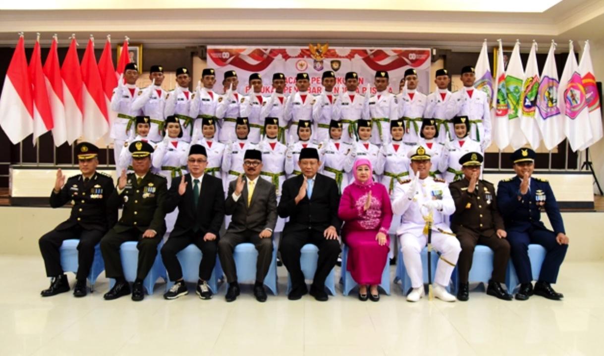 PENGUKUHAN-Foto-bersama-anggota-Paskibraka-Provinsi-Gorontalo.jpg