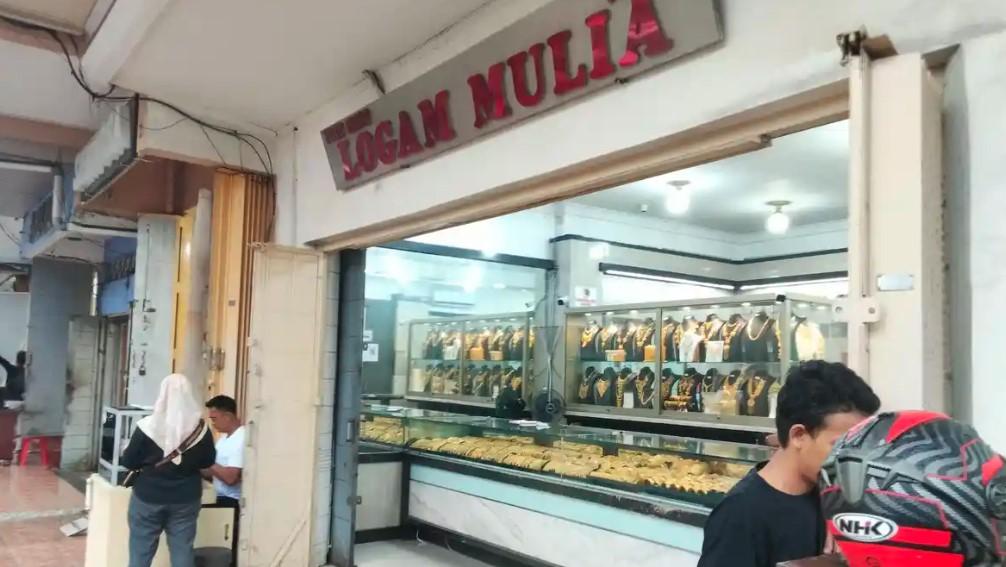 PERAMPOKAN-EMAS-Suasana-toko-emas-Logam-Mulia-kembali-buka.jpg