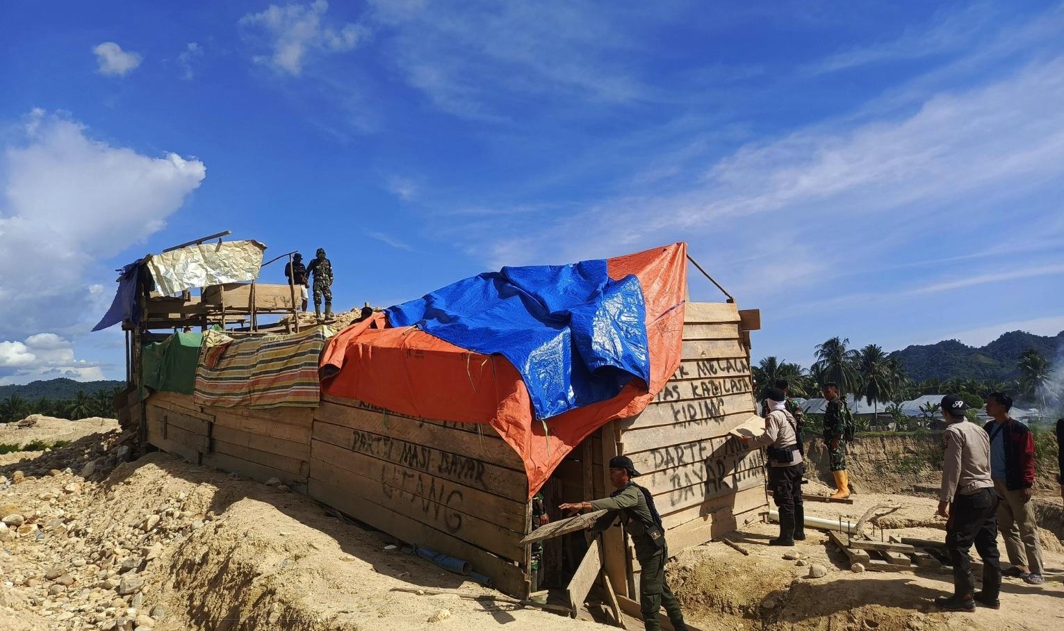 PETI-POHUWATO-Potret-aparat-kepolisian-dan-TNI-membongkar.jpg