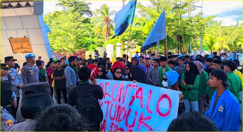 Para-mahasiswa-menggelar-aksi-di-bawah-Menara-Keagungan-Limboto.jpg