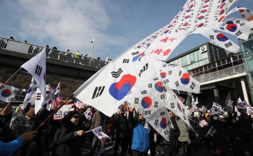Para-pendukung-berkumpul-di-dekat-kediaman-resmi-Presiden-Korea-Selatan.jpg