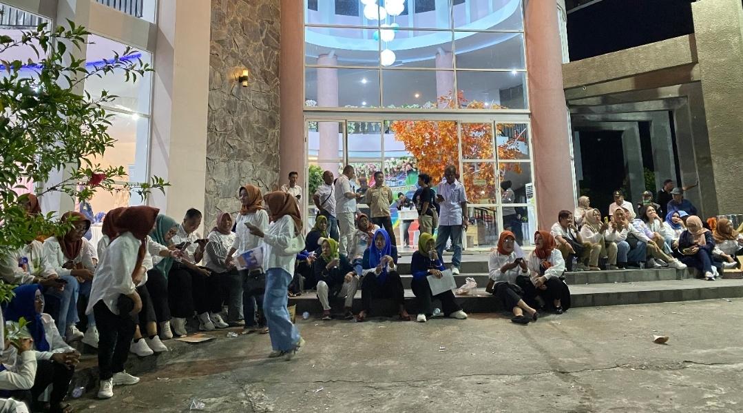 Para-pendukung-paslon-setia-menanti-di-luar-gedung-Grand-Sumber-Ria-Ballroom.jpg