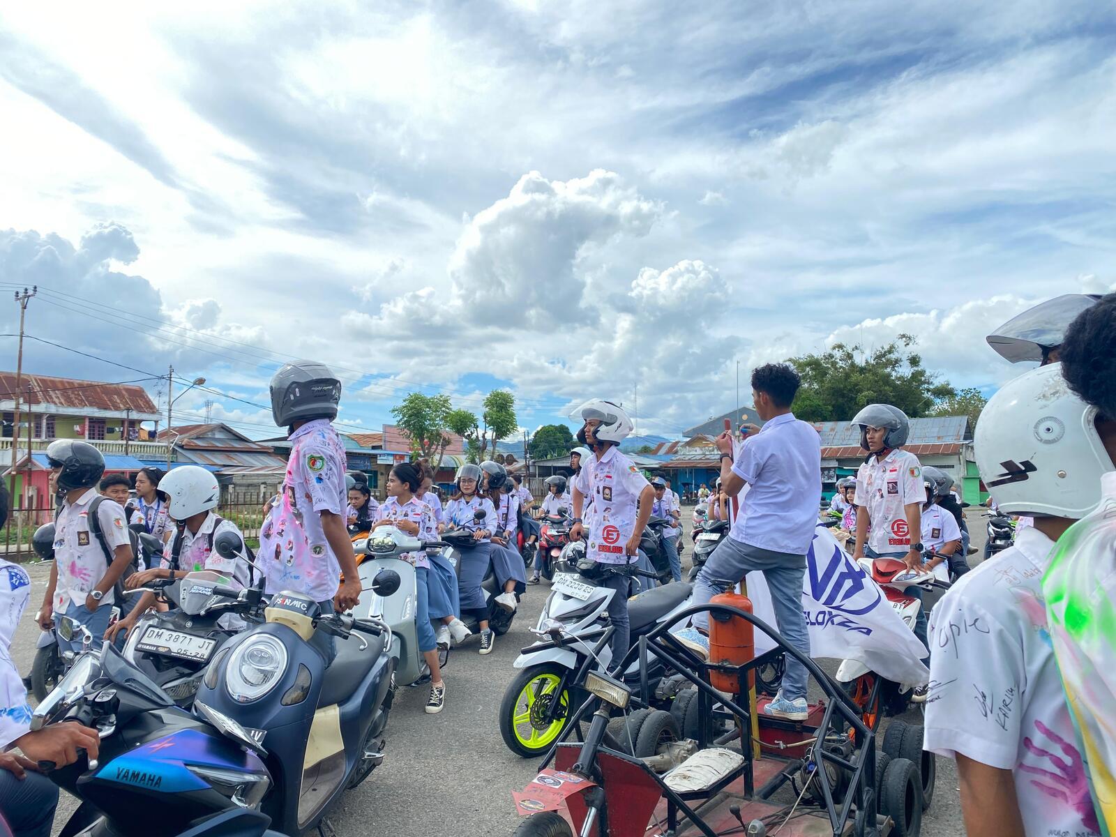 Para-siswa-SMKN-1-Gorontalo-memacu-kendaraan-mereka.jpg