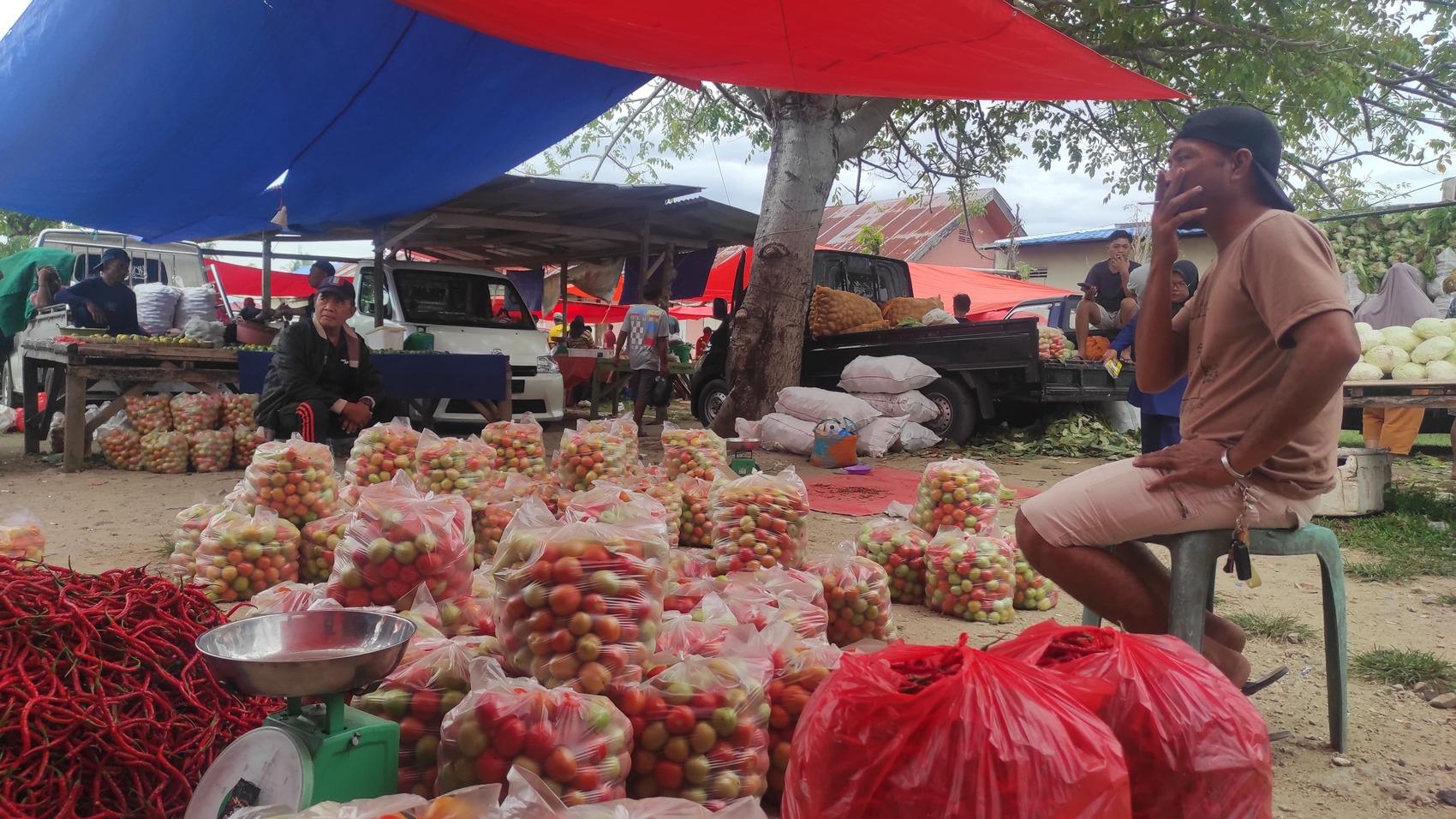 Pedagang-tomat-di-Pasar-Rakyat-Hulawa.jpg