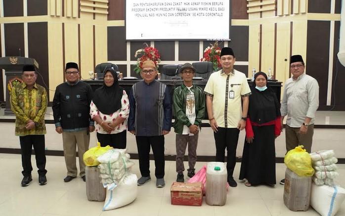 Pelaku-UMKM-menerima-bantuan-dari-Baznas-Kota-Gorontalo.jpg