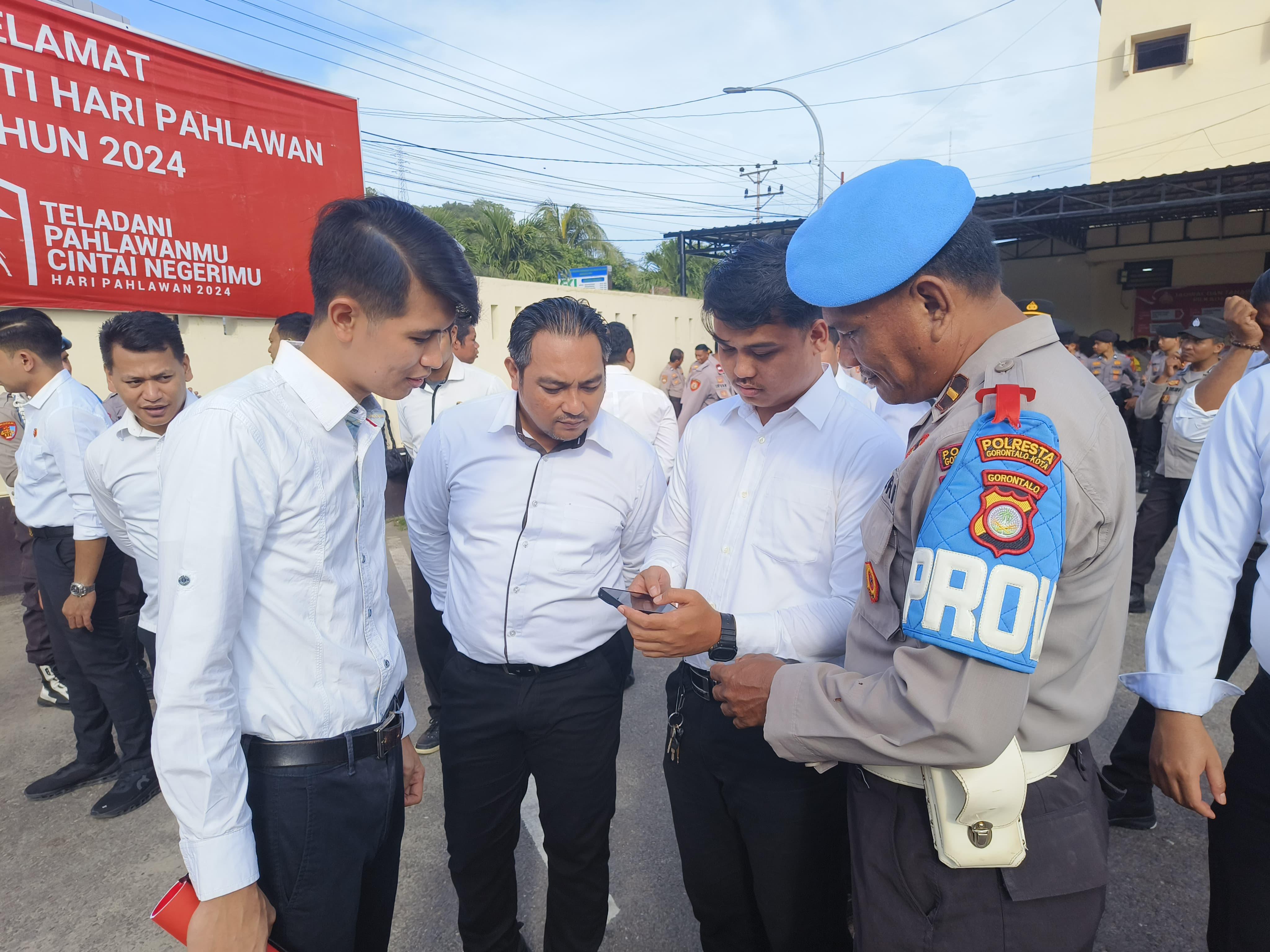 Pemeriksaan-ponsel-anggota-Polresta-Gorontalo-Kota.jpg