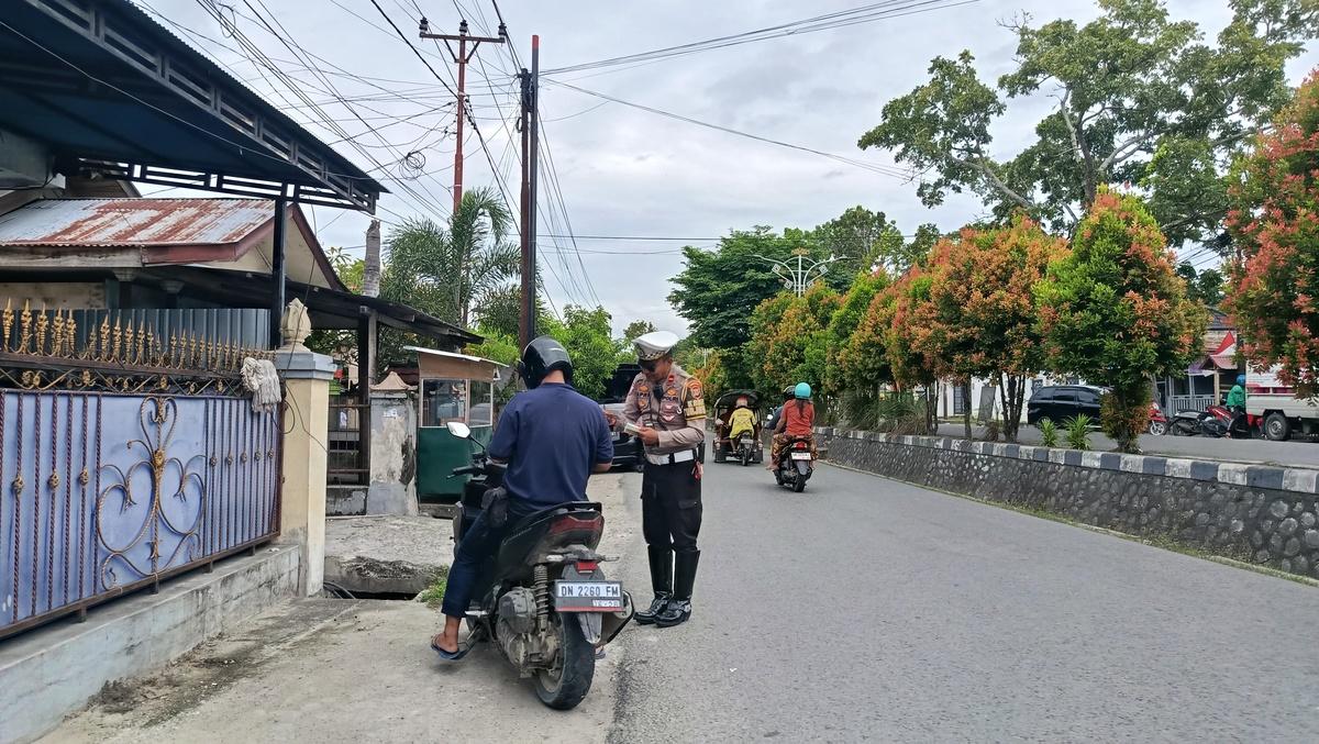Pengendara-tengah-diperiksa-surat-surat-kendaraan-oleh-personel-Satlantas-Polresta-Gorontalo-Kota.jpg