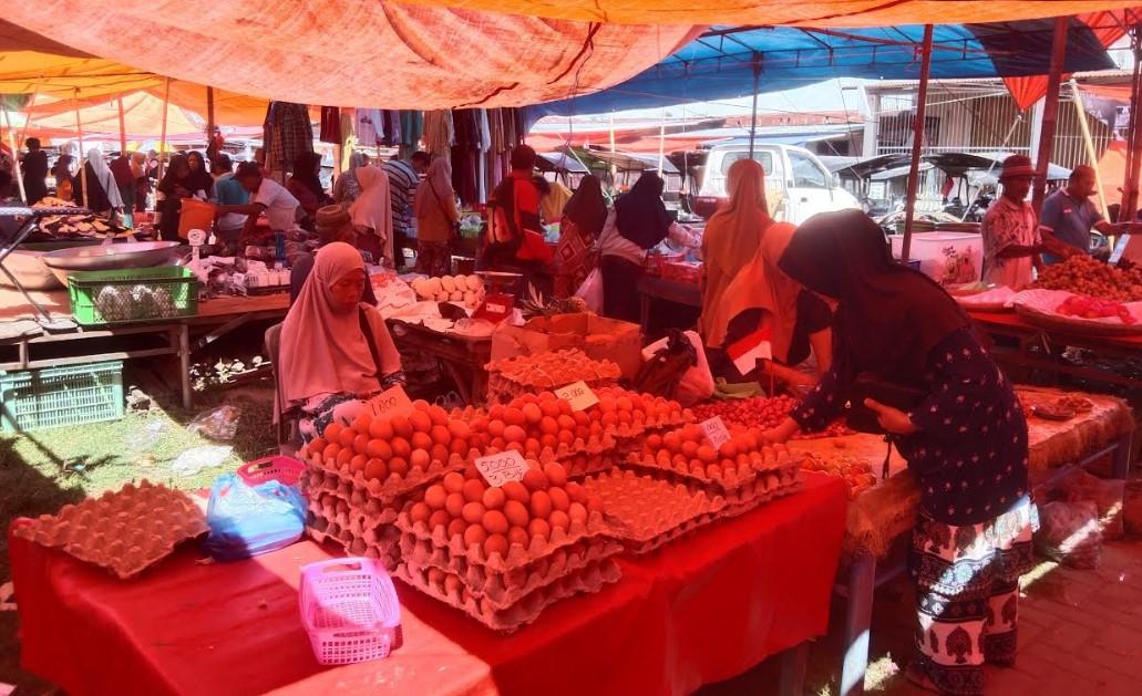 Penjual-telur-di-Pasar-Kamis-Tapa-Bone-Bolango-Gorontalo-01-Agustus-2024.jpg