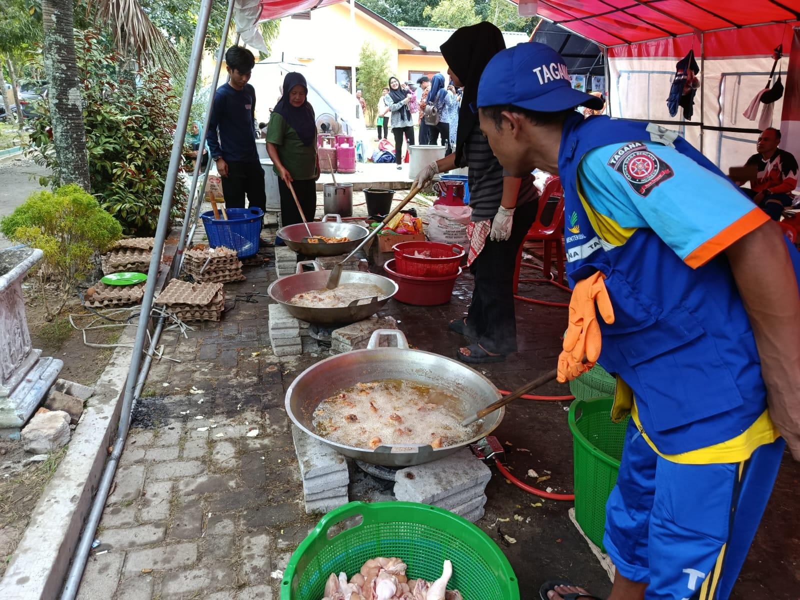 Personel-Tagana-Gorontalo-saat-membantu-di-dapur-umum.jpg