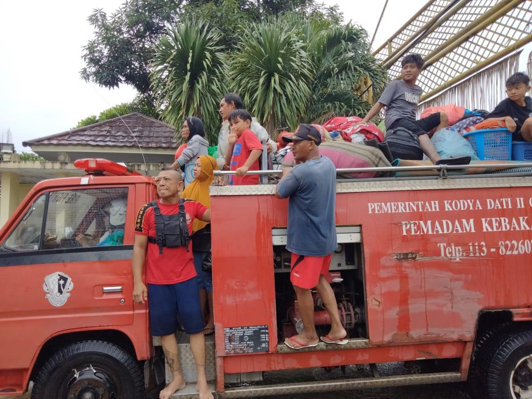 Petugas-Damkar-Kota-Gorontalo-mengevakuasi-ff88888.jpg