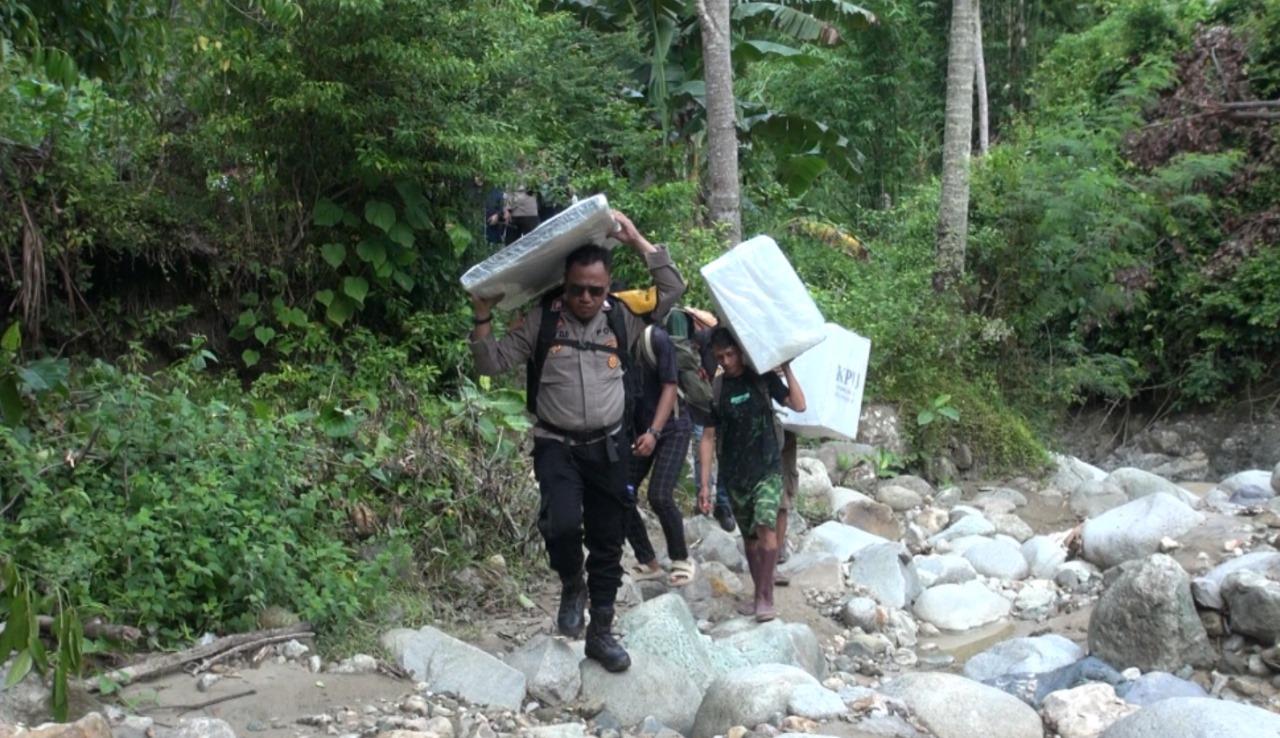 Polisi-Gorontalo-saat-menyalurkan-logistik-dan-surat-suara-di-Pinogu-Gorontalo.jpg