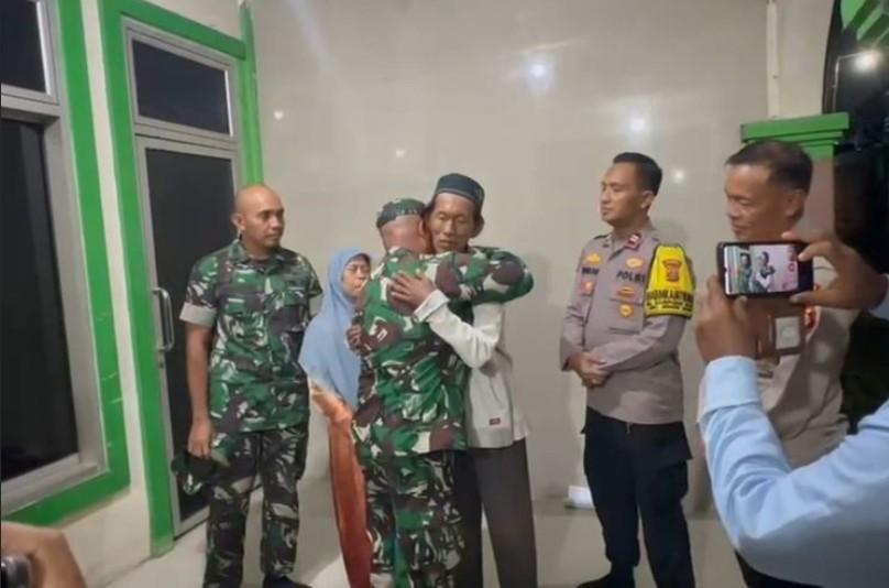 Polisi-dan-TNI-mendatangi-penjual-es-gabus-Suderajat-di-Bogor.jpg