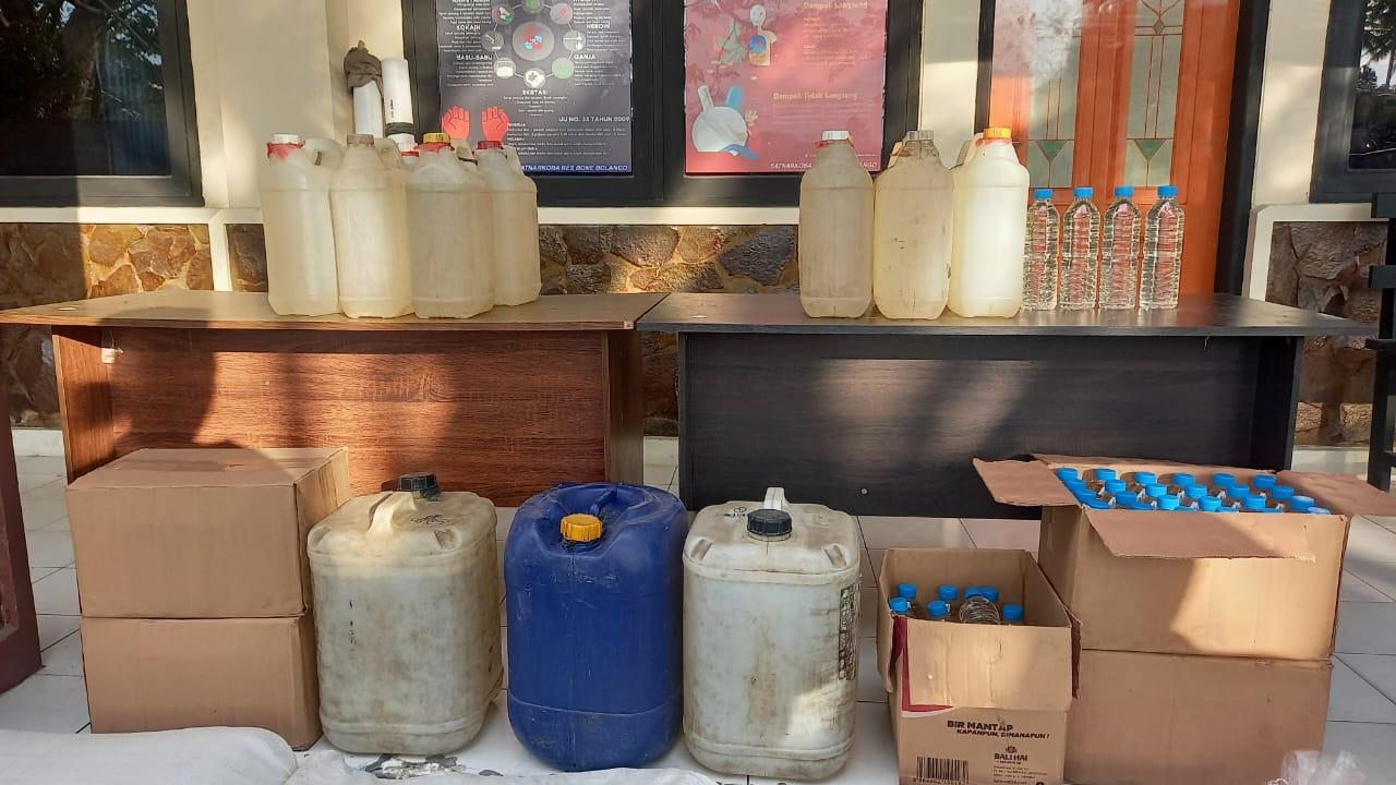 Polres-Bone-Bolango-menyita-ratusan-liter-miras-Cap-Tikus-per-Oktober-2023.jpg
