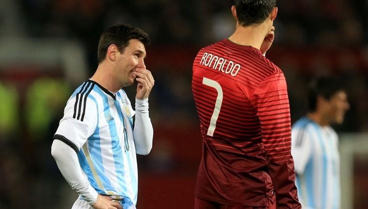 Potret-Lionel-Messi-berbicara-dengan-Cristiano-Ronaldo.jpg