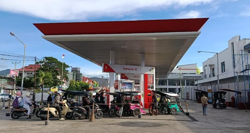 Potret-antrean-pengendara-di-SPBU-Nani-Wartabone.jpg