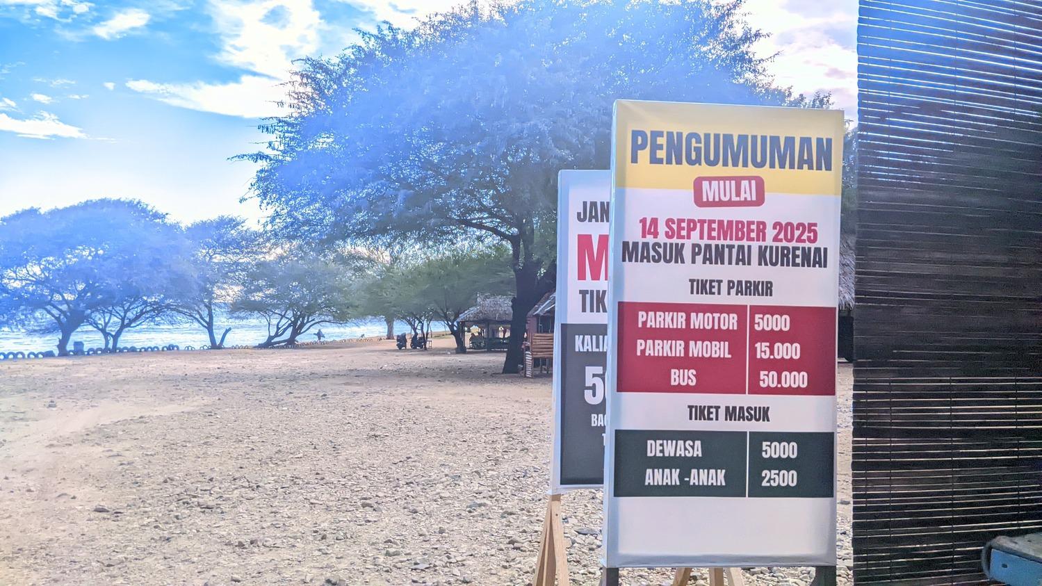 Potret-daftar-tarif-Pantai-Kurenai-di-pintu-masuk.jpg