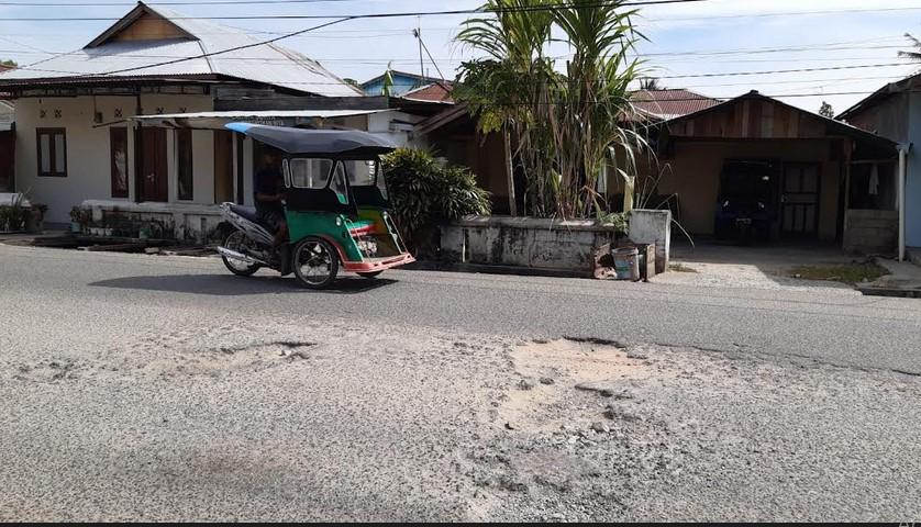 Potret-jalan-berlubang-di-Kota-Gorontalo.jpg