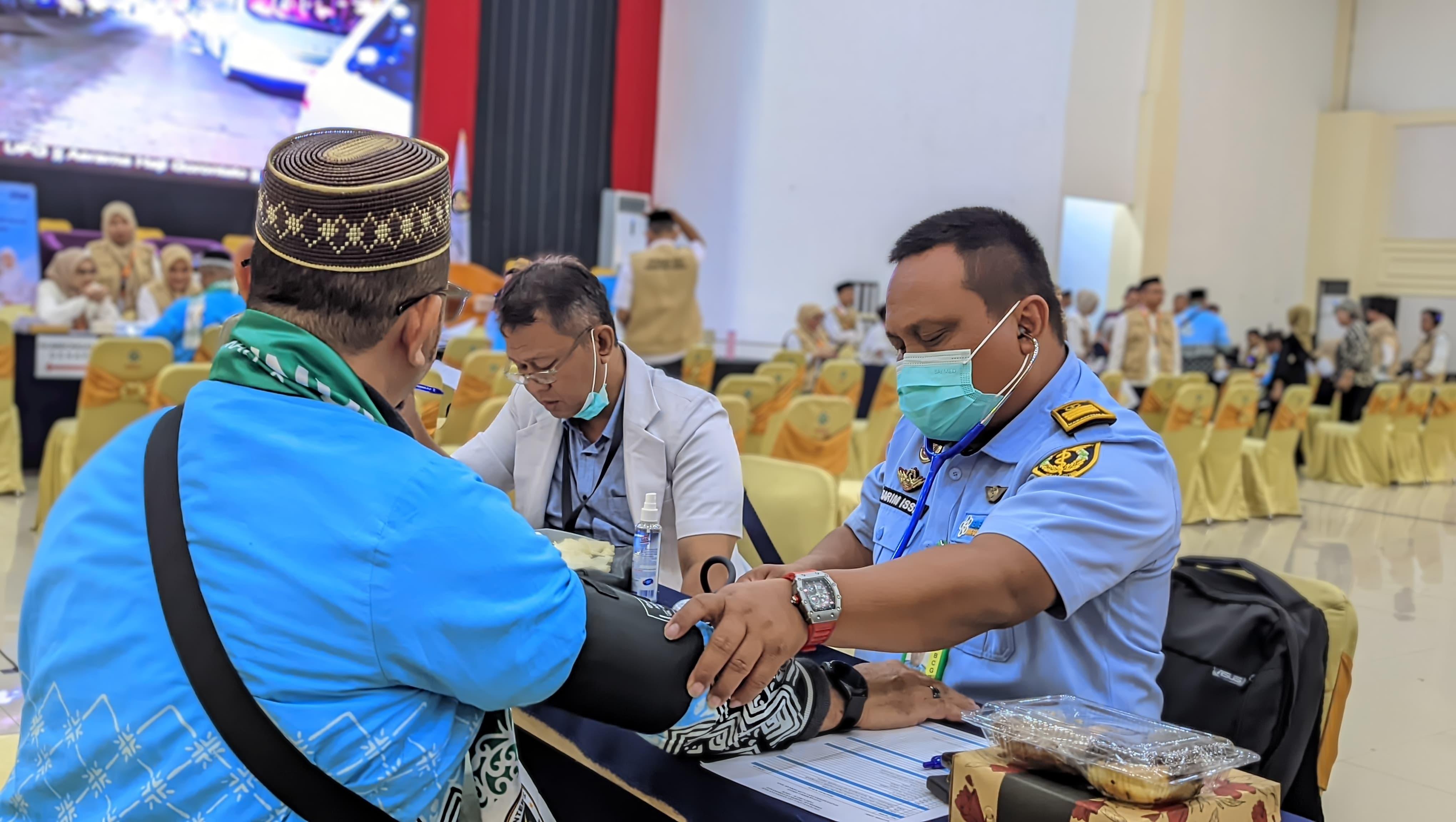 Potret-jemaah-haji-diperiksa-kesehatan-saat-memasuki-asrama-haji-Rabu-952026.jpg