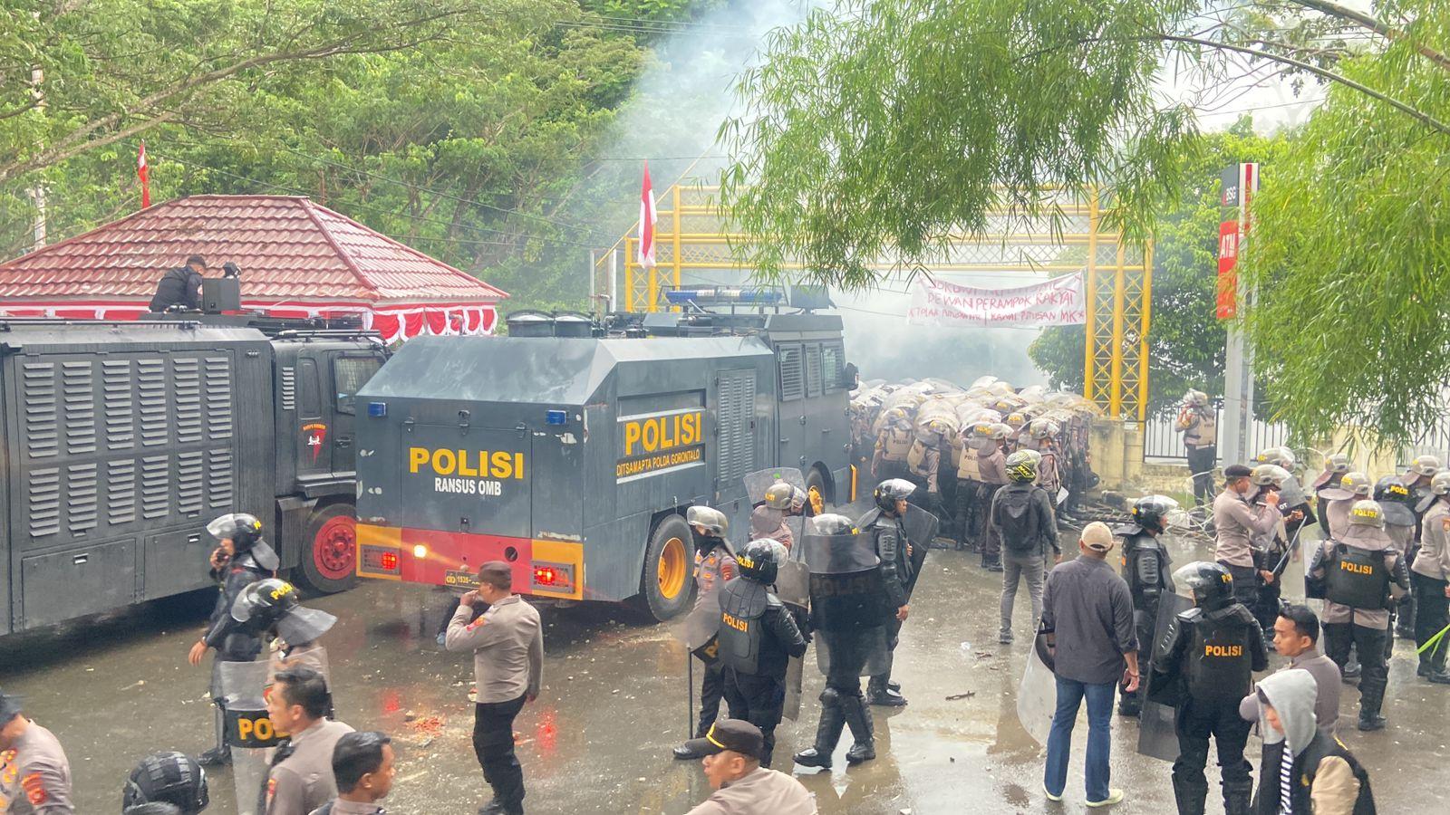 Potret-kericuhan-mahasiswa-dan-polisi-di-DPRD-Provinsi-Gorontalo-Jumat-2382024.jpg