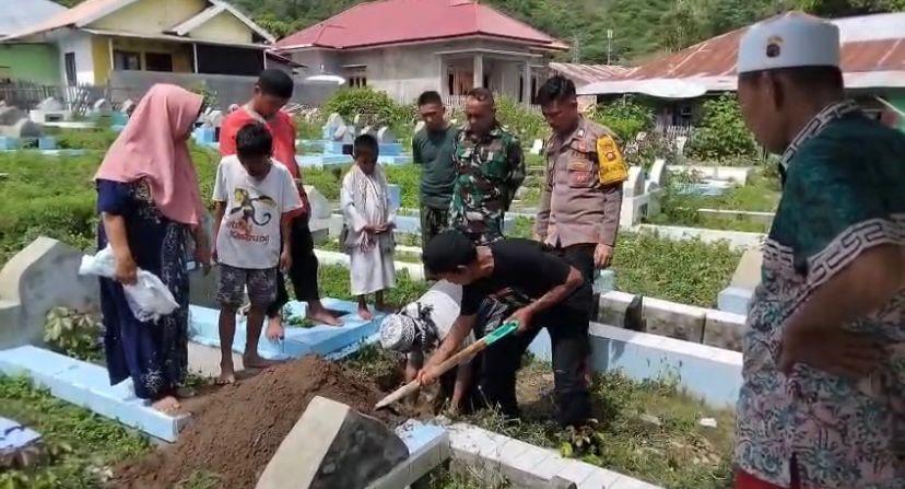 Potret-pemakaman-bayi-yang-ditemukan-di-pesisir-pantai.jpg