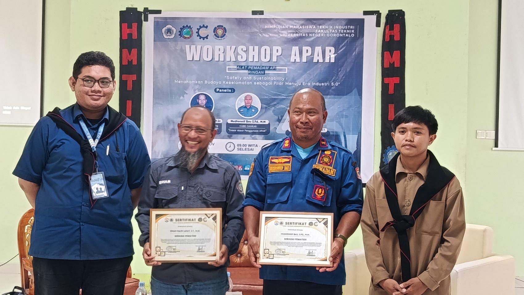 Potret-penyerahan-piagam-dari-panitia-Workshop-APAR.jpg